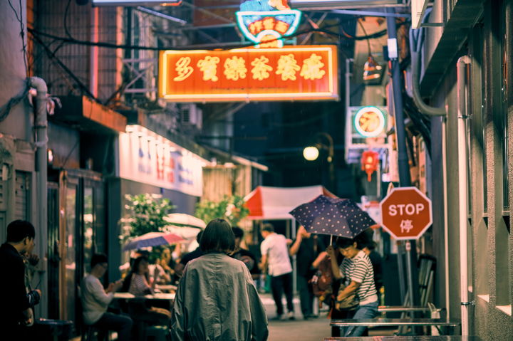 [광주=뉴시스] 광주 동구는 충장로 일대에 조성한 이색 테마거리 '홍콩골목'이 개장 한 달 째 시민과 관광객으로부터 큰 호응을 얻으며, 지역 야간관광과 상권 활성화를 견인하는 새 거점으로 자리잡고 있다고 5일 밝혔다. (사진 = 광주 동구 제공) 2025.11.05. photo@newsis.com *재판매 및 DB 금지