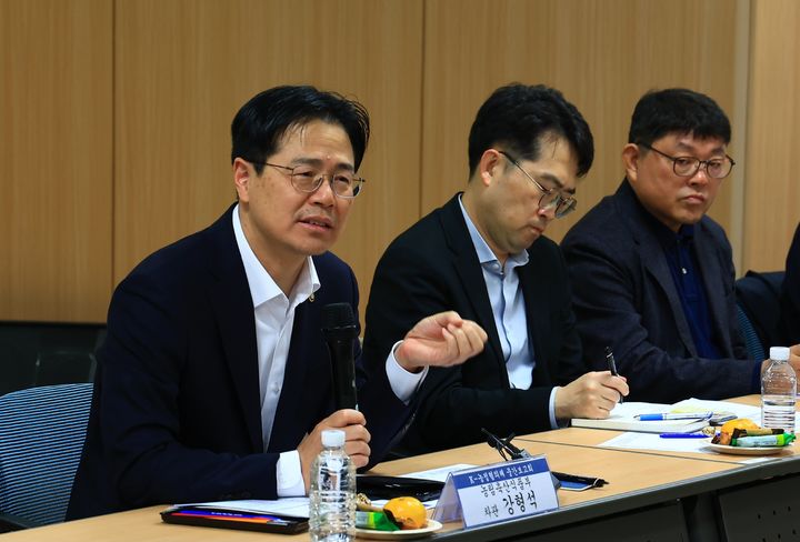 [세종=뉴시스] 농림축산식품부는 5일 세종 NH농협 세종통합센터에서 강형석 차관 주재로 '함께 만드는 K-농정 협의체' 중간보고회를 개최하고 25개 과제에 대한 논의 추진상황 및 성과 도출 사례를 공유했다. (사진=농식품부 제공) 2025.11.05. photo@newsis.com *재판매 및 DB 금지