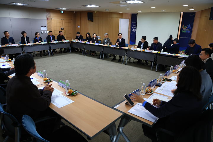 [세종=뉴시스] 농림축산식품부는 5일 세종 NH농협 세종통합센터에서 강형석 차관 주재로 '함께 만드는 K-농정 협의체' 중간보고회를 개최하고 25개 과제에 대한 논의 추진상황 및 성과 도출 사례를 공유했다. (사진=농식품부 제공) 2025.11.05. photo@newsis.com *재판매 및 DB 금지