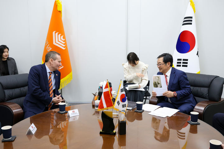 [서울=뉴시스] 백승주 전쟁기념사업회장이 지난 4일 오후 전쟁기념관을 찾은 덴마크 의회 사절단과 환담하고 있다. (사진=전쟁기념사업회 제공) 2025.11.05. photo@newsis.com *재판매 및 DB 금지