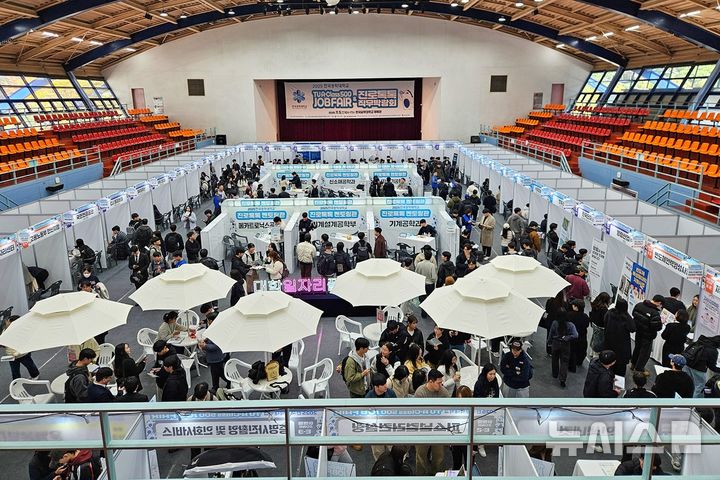 [시흥=뉴시스] 한국공학대가 5일 '학생 취업 박람회' 를 열었다. (사진=한국공학대 제공).2025.11.05.photo@newsis.com