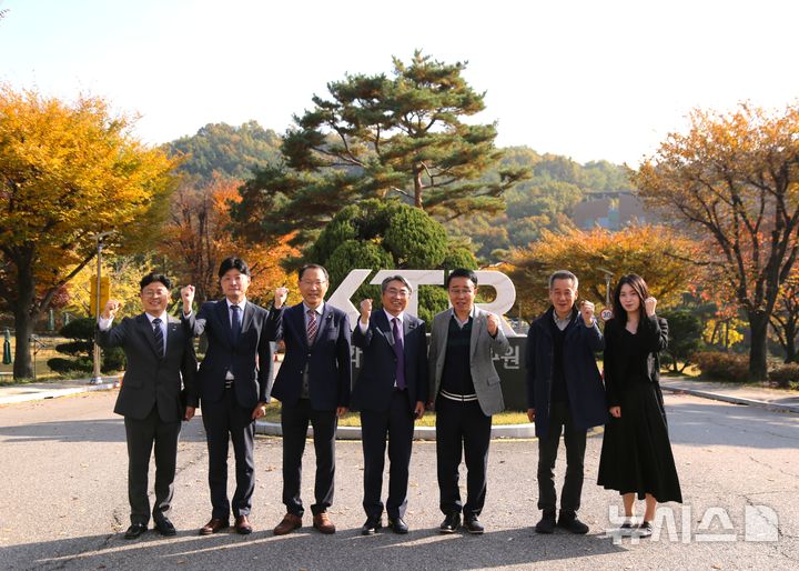 [과천=뉴시스]박성호(오른쪽서 세 번째) 부산진해경제자유구역청장이 5일 경기도 과천에 있는 한국화학융합시험연구원(KTR)을 방문해 관계자들과 기념촬영하고 있다.(사진=부산진해경제자유구역청 제공) 2025.11.05. photo@newsis.com