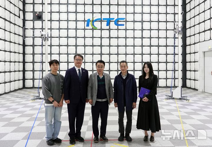 [군포=뉴시스]박성호(가운데) 부산진해경제자유구역청장이 5일 경기도 군포시 한국기계전기전자시험연구원(KTC)을 방문해 관계자들과 기념촬영하고 있다.(사진=부산진해경제자유구역청 제공) 2025.11.05. photo@newsis.com