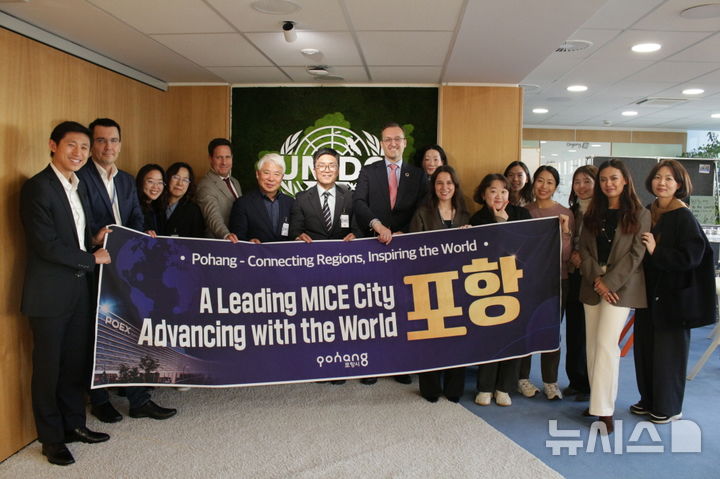 [포항=뉴시스] 이상현 관광컨벤션도시추진본부장 등 포항시 대표단이 지난 3일(현지시각) 오스트리아 비엔나에 있는 유엔산업개발기구(UNIDO) 본부를 공식 방문해 UNIDO 본부 관계자와 기념 촬영하고 있다. (사진=포항시 제공) 2025.11.05. photo@newsis.com