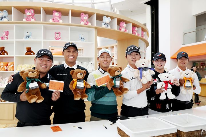 KPGA 투어 챔피언십 포토콜에 참석해 테디베어를 만드는 왼쪽부터 이대한, 김재호, 문도엽, 옥태훈, 배용준, 최승빈. (사진=KPGA 제공). 2025.11.05. *재판매 및 DB 금지