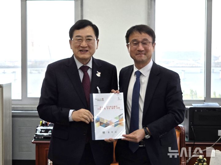 주낙영(왼쪽) 경주시장과 한병도 국회 예산결산특별위원장