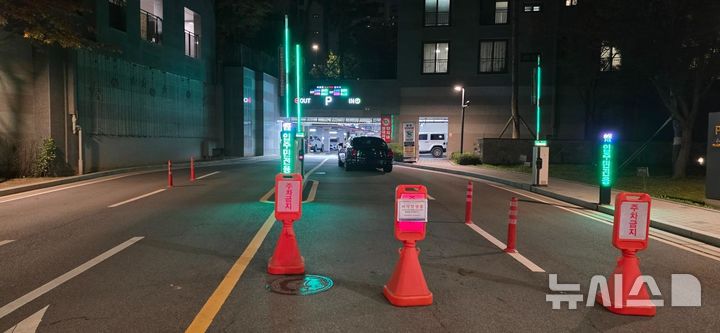 [김포=뉴시스]정일형 기자= 주차장 막은 벤틀리 차량 모습.(사진은 온라인 커뮤니티 갈무리)