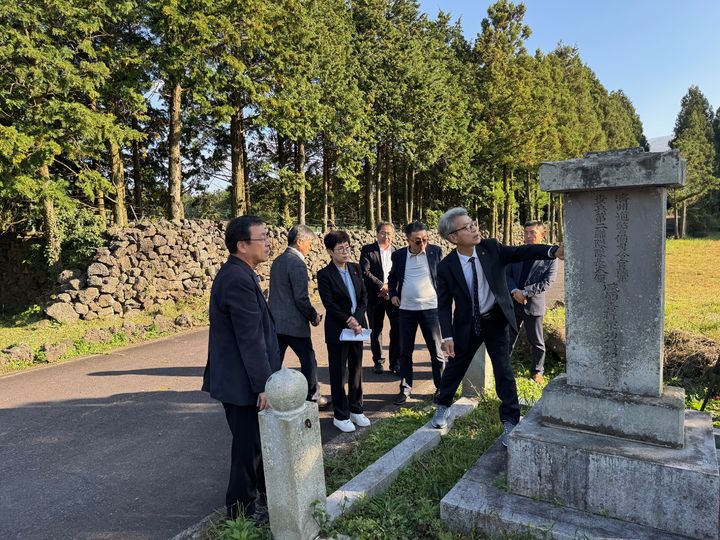 [제주=뉴시스] '4·3 역사 왜곡 대응 안내판 설치 자문단' 위원들이 5일 오후 제주시 산록북로 함병선 장군 공적비를 둘러보고 있다. 함 장군은 1949년 당시 북촌 대학살을 주도한 인물이다. (사진=제주도 제공) 2025.11.05. photo@newsis.com *재판매 및 DB 금지