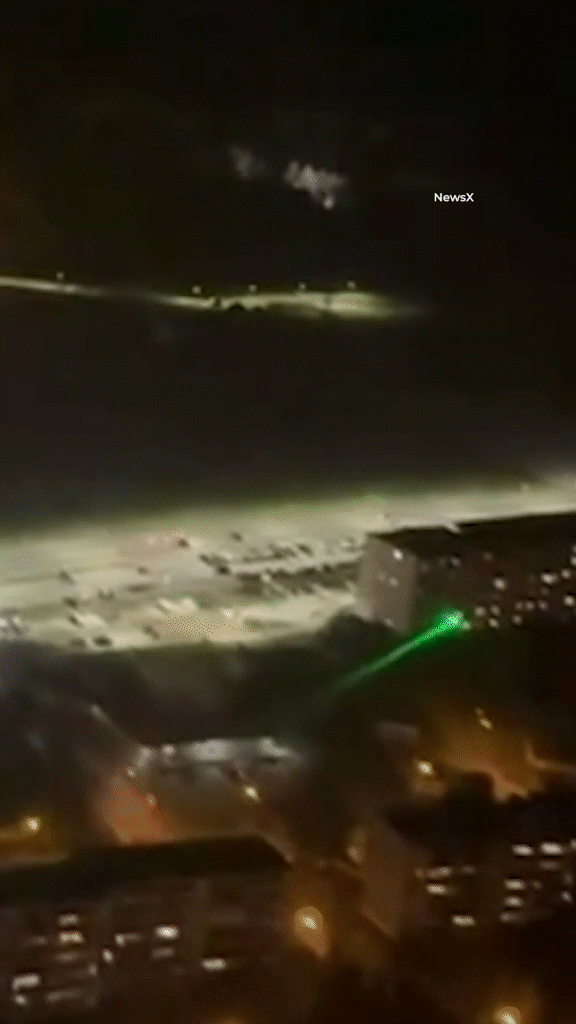 [뉴시스] 강력한 녹색 레이저 빛줄기가 조종석 방향으로 향하는 모습이 포착된다. (사진=데일리메일) 2025.11.04. *재판매 및 DB 금지