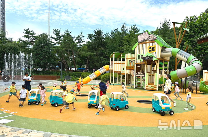 [과천=뉴시스] 행정안전부 주관 '2025년 우수 어린이 놀이시설' 평가에서 최우수 시설로 선정된 에어드리공원 내 '숲속 책마을 놀이터' 전경.(사진=과천시 제공).2025.11.05.photo@newsis.com