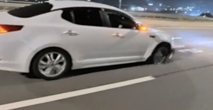 [목포=뉴시스] 타이어가 터진 채로 음주운전하는 승용차 운전자. (사진=전남경찰청 제공) 2025.11.05. photo@newsis.com *재판매 및 DB 금지