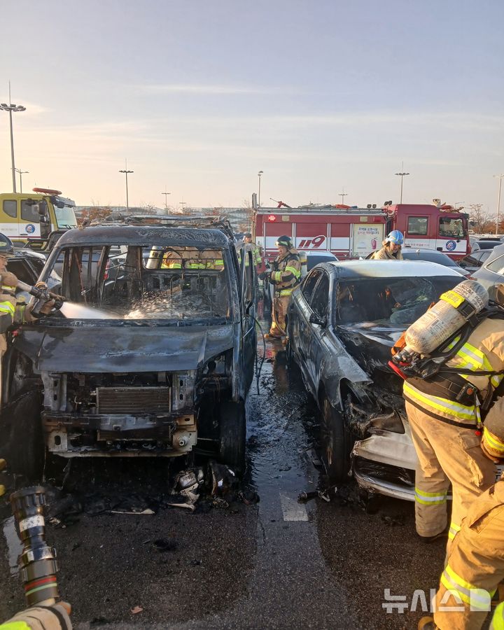 [인천=뉴시스] 5일 오후 인천 중구 인천국제공항 제2여객터미널 장기주차장에 세워진 전기화물차에서 불이 나 19분 만에 꺼졌다. (사진=인천소방본부 제공) 2025.11.05. photo@newsis.com