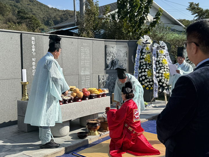 [임실=뉴시스] 독립운동가 박준승 선생을 기리고자 5일 임실군 청웅면 박준승선생추모공원에서 열린 추모제례가 진행 되고 있다. *재판매 및 DB 금지