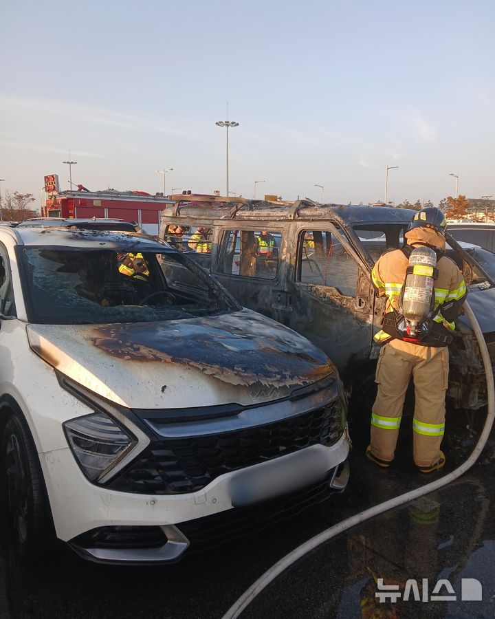 [인천=뉴시스] 5일 오후 인천 중구 인천국제공항 제2여객터미널 장기주차장에 세워진 전기화물차에서 불이 나 19분 만에 꺼졌다. (사진=인천소방본부 제공) 2025.11.05. photo@newsis.com