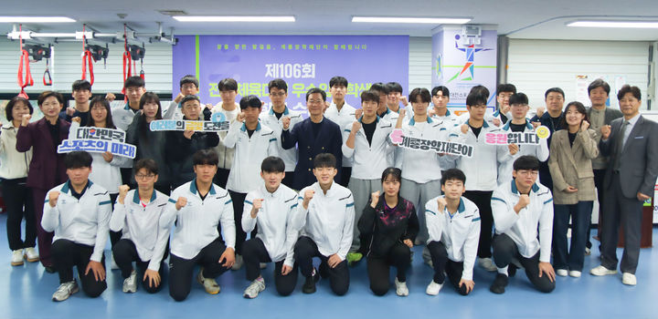 [서울=뉴시스] 계룡장학재단은 제106회 전국체육대회(전국체전)에서 우수한 성적을 거둔 입상자와 지도자에게 장학금을 지급했다고 5일 밝혔다. (사진=계룡건설 제공) 2025.11.05. photo@newsis.com *재판매 및 DB 금지