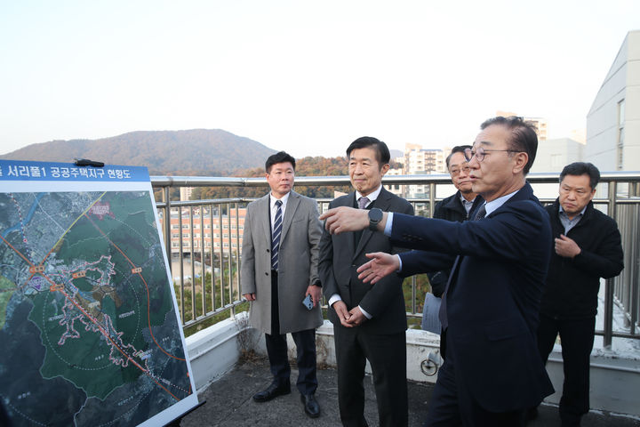[서울=뉴시스] 김윤덕 국토교통부 장관은 5일 오후 개발제한구역(그린벨트)을 해제한 서울 서리풀 지구를 찾아 사업 이행 상황을 점검하고 신속한 사업 추진을 지시했다. (사진=국토교통부 제공) 2025.11.05. photo@newsis.com *재판매 및 DB 금지