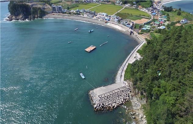 [거제=뉴시스] 신정철 기자= 거제시는 장목면 소재 궁농항과 황포항이 해양수산부 주관 '2026년 어촌신활력증진사업'에 최종선정됐다고 5일 밝혔다.사진은 궁농항 전경.(사진=거제시 제공).2025.11.05. photo@newsis.com *재판매 및 DB 금지