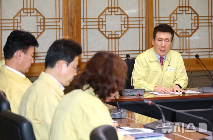 [포항=뉴시스] 송종욱 기자 = 포항시는 5일 포스코 포항제철소 불산 유출 사고와 관련해 이강덕 시장 주재로 긴급 대책 회의를 개최했다. (사진=포항시 제공) 2025.11.05. photo@newsis.com 