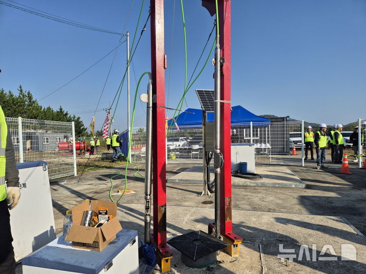 [포항=뉴시스] 송종욱 기자 = (주)희송지오텍이 북구 흥해읍 지열 발전 용지에 심부 지진계 2세트를 다시 설치한 모습. 2025.11.05. photo@newsis.com