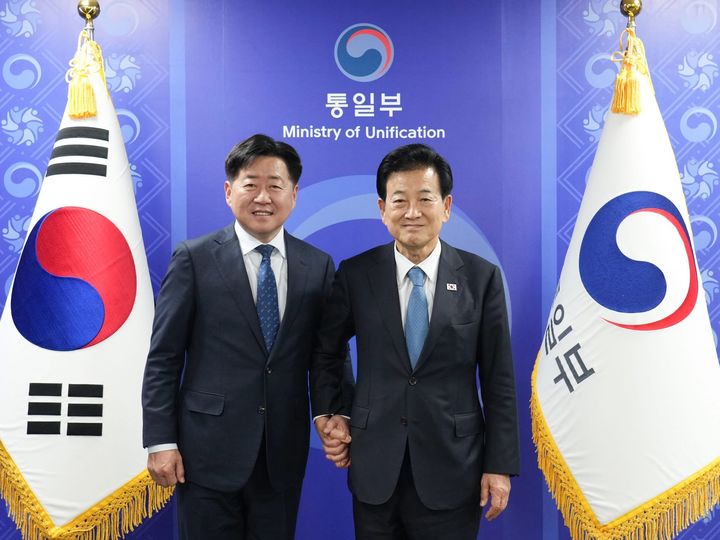 [제주=뉴시스] 오영훈(왼쪽) 제주지사와 정동영 통일부 장관이 5일 오후 정부서울청사에서 만나 기념 촬영을 하고 있다. (사진=오영훈 제주지사 페이스북 캡처) 2025.11.05. photo@newsis.com *재판매 및 DB 금지