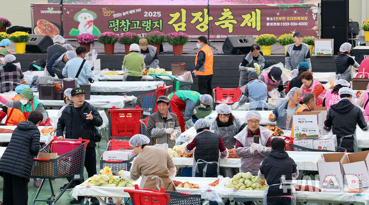 [평창=뉴시스] 5일 강원 평창군 대표 미식축제인 제8회 평창고랭지김장축제가 개막한 가운데 축제장을 찾은 방문객들이 김장 체험을 하고 있다. (사진=평창군 제공) 2025.11.05. photo@newsis.com