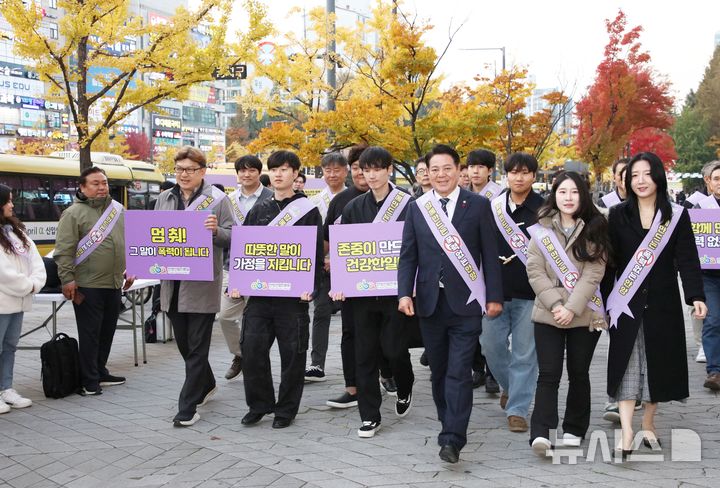 [안양=뉴시스] 안양시가 최근 최대호 시장 등이 참석한 가운데 평촌 학원가 일대에서 5대 폭력 (학교·성·가정·직장·사이버) 예방 캠페인을 했다. (사진=안양시 제공)..2025.11.0.photo@newsis.com
