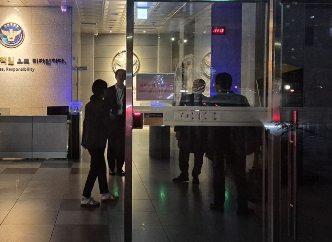 [서울=뉴시스] 이윤석 수습기자 = 자본시장법 위반 혐의로 경찰 조사를 받은 방시혁 하이브(HYBE) 의장이 5일 오후 서울 마포구 서울경찰청 금융범죄수사대를 나서고 있다. 2025.11.05. leeys@newsis.com *재판매 및 DB 금지