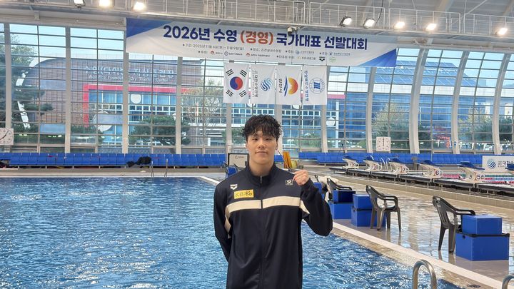 [서울=뉴시스]한국 수영 단거리 간판 지유찬(대구시청) 2026년 경영 국가대표 선발대회 자유형 50m 우승을 차지한 뒤 기념사진을 찍고 있다. (사진=올댓스포츠 제공) 2025.11.05. photo@newsis.com *재판매 및 DB 금지