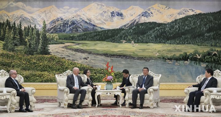 [베이징=신화/뉴시스] 4일 허리펑 중국 부총리(가운데 오른쪽)가 베이징에서 미국 투자은행 골드만삭스의 데이비드 솔로몬 회장 겸 최고경영자(CEO) 일행을 접견하고 있다. 2025.11.05