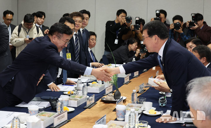 [서울=뉴시스] 김금보 기자 = 신정훈 국회 행정안전위원회 위원장과 윤호중 행정안전부 장관이 5일 오전 서울 여의도 국회에서 열린 더불어민주당 행정안전위원회와 행정안전부간의 당정협의에서 악수하고 있다. 2025.11.05. kgb@newsis.com