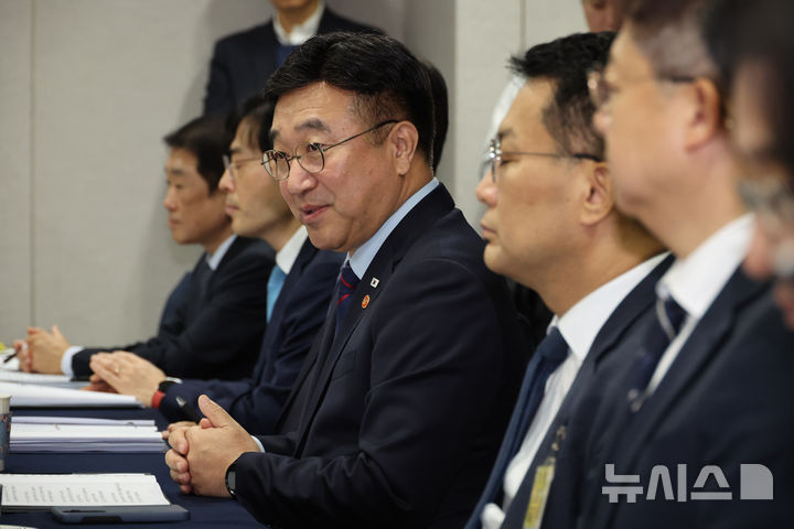 [서울=뉴시스] 김금보 기자 = 윤호중 행정안전부 장관이 5일 오전 서울 여의도 국회에서 열린 더불어민주당 행정안전위원회와 행정안전부간의 당정협의에서 발언을 하고 있다. 2025.11.05. kgb@newsis.com