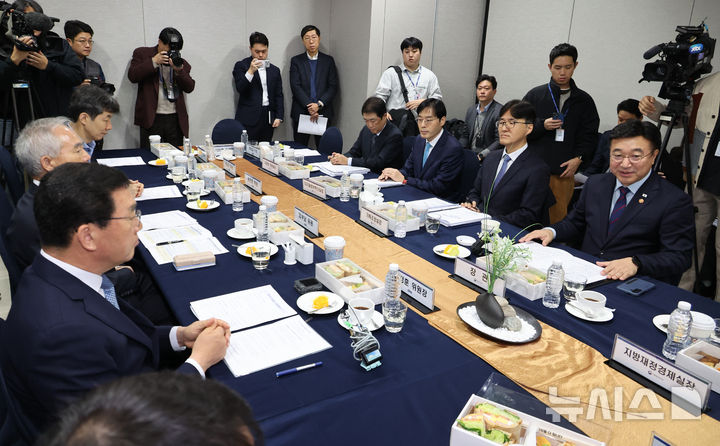 [서울=뉴시스] 김금보 기자 = 윤호중 행정안전부 장관이 5일 오전 서울 여의도 국회에서 열린 더불어민주당 행정안전위원회와 행정안전부간의 당정협의에서 발언을 하고 있다. 2025.11.05. kgb@newsis.com
