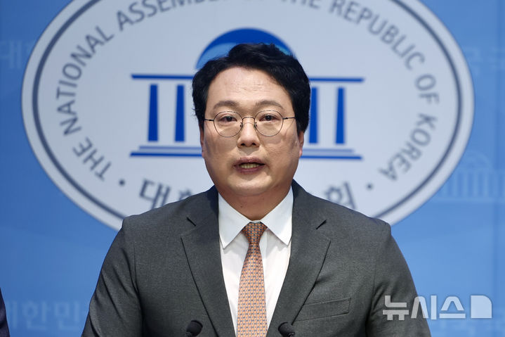 [서울=뉴시스] 김명년 기자 = 천하람 개혁신당 원내대표가 5일 오전 서울 여의도 국회 소통관에서 부동산 정책 관련 긴급 기자회견을 열고 발언하고 있다. 2025.11.05. kmn@newsis.com