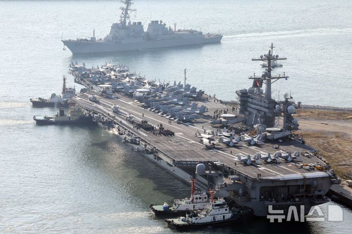  [부산=뉴시스] 하경민 기자 = 미국 해군 7함대 소속 핵추진 항공모함 '조지 워싱턴함(CVN-73)'과 이지스 구축함인 '슈프함(DDG-86)'이 5일 오전 부산 남구 해군작전사령부 부산작전기지에 입항하고 있다.  니미츠급(10만t급)인 이 핵항모는 길이 333m, 폭 76.8m, 비행갑판 면적은 축구장 3배 규모이며, 승조원은 6000여 명이다. 특히 최신예 스텔스 전투기 F-35C와 슈퍼호넷 전투기(F/A-18), 호크아이 조기경보기(E-2C), 해상작전헬기 등 항공기 80여 대를 탑재히고 있어 '떠다니는 군사기지'로 불린다. 2025.11.05. yulnetphoto@newsis.com