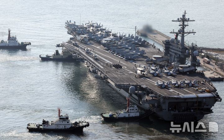  [부산=뉴시스] 하경민 기자 = 미국 해군 7함대 소속 핵추진 항공모함 '조지 워싱턴함(CVN-73)'이 5일 오전 부산 남구 해군작전사령부 부산작전기지에 입항하고 있다. 니미츠급(10만t급)인 이 핵항모는 길이 333m, 폭 76.8m, 비행갑판 면적은 축구장 3배 규모이며, 승조원은 6000여 명이다. 특히 최신예 스텔스 전투기 F-35C와 슈퍼호넷 전투기(F/A-18), 호크아이 조기경보기(E-2C), 해상작전헬기 등 항공기 80여 대를 탑재히고 있어 '떠다니는 군사기지'로 불린다. 2025.11.05. yulnetphoto@newsis.com