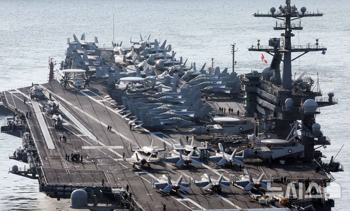  [부산=뉴시스] 하경민 기자 = 미국 해군 7함대 소속 핵추진 항공모함 '조지 워싱턴함(CVN-73)'이 5일 오전 부산 남구 해군작전사령부 부산작전기지에 입항하고 있다.  니미츠급(10만t급)인 이 핵항모는 길이 333m, 폭 76.8m, 비행갑판 면적은 축구장 3배 규모이며, 승조원은 6000여 명이다. 특히 최신예 스텔스 전투기 F-35C와 슈퍼호넷 전투기(F/A-18), 호크아이 조기경보기(E-2C), 해상작전헬기 등 항공기 80여 대를 탑재히고 있어 '떠다니는 군사기지'로 불린다. 2025.11.05. yulnetphoto@newsis.com