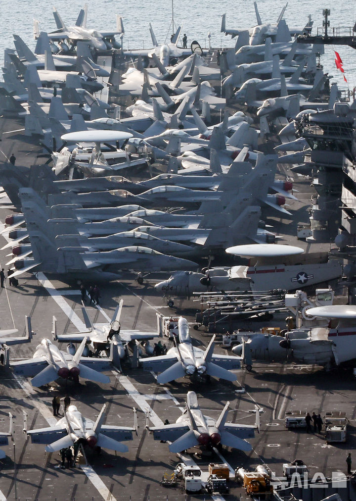  [부산=뉴시스] 하경민 기자 = 미국 해군 7함대 소속 핵추진 항공모함 '조지 워싱턴함(CVN-73)'이 5일 오전 부산 남구 해군작전사령부 부산작전기지에 입항하고 있다.  니미츠급(10만t급)인 이 핵항모는 길이 333m, 폭 76.8m, 비행갑판 면적은 축구장 3배 규모이며, 승조원은 6000여 명이다. 특히 최신예 스텔스 전투기 F-35C와 슈퍼호넷 전투기(F/A-18), 호크아이 조기경보기(E-2C), 해상작전헬기 등 항공기 80여 대를 탑재히고 있어 '떠다니는 군사기지'로 불린다. 2025.11.05. yulnetphoto@newsis.com