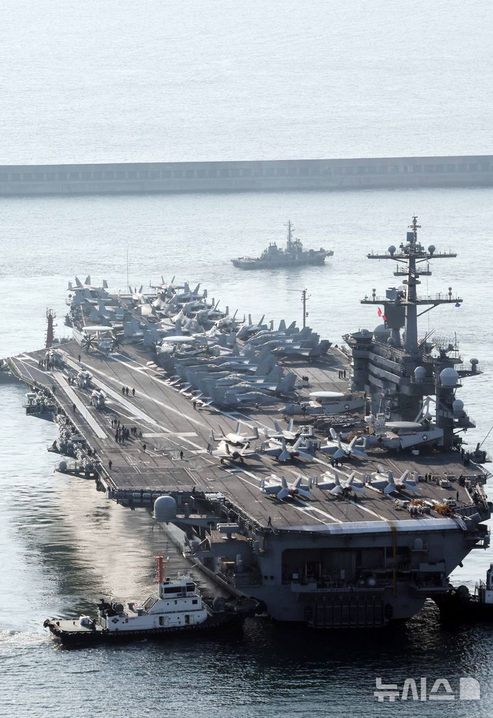  [부산=뉴시스] 하경민 기자 = 미국 해군 7함대 소속 핵추진 항공모함 '조지 워싱턴함(CVN-73)'이 5일 오전 부산 남구 해군작전사령부 부산작전기지에 입항하고 있다.  니미츠급(10만t급)인 이 핵항모는 길이 333m, 폭 76.8m, 비행갑판 면적은 축구장 3배 규모이며, 승조원은 6000여 명이다. 특히 최신예 스텔스 전투기 F-35C와 슈퍼호넷 전투기(F/A-18), 호크아이 조기경보기(E-2C), 해상작전헬기 등 항공기 80여 대를 탑재히고 있어 '떠다니는 군사기지'로 불린다. 2025.11.05. yulnetphoto@newsis.com