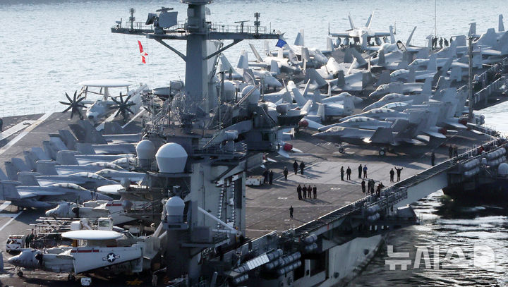  [부산=뉴시스] 하경민 기자 = 미국 해군 7함대 소속 핵추진 항공모함 '조지 워싱턴함(CVN-73)'이 5일 오전 부산 남구 해군작전사령부 부산작전기지에 입항하고 있다.  니미츠급(10만t급)인 이 핵항모는 길이 333m, 폭 76.8m, 비행갑판 면적은 축구장 3배 규모이며, 승조원은 6000여 명이다. 특히 최신예 스텔스 전투기 F-35C와 슈퍼호넷 전투기(F/A-18), 호크아이 조기경보기(E-2C), 해상작전헬기 등 항공기 80여 대를 탑재히고 있어 '떠다니는 군사기지'로 불린다. 2025.11.05. yulnetphoto@newsis.com