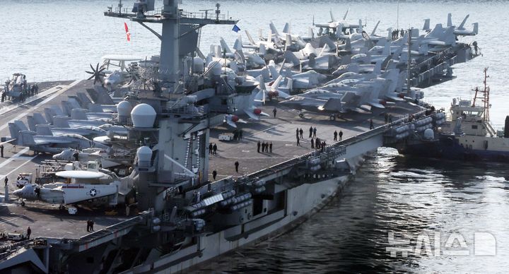  [부산=뉴시스] 하경민 기자 = 미국 해군 7함대 소속 핵추진 항공모함 '조지 워싱턴함(CVN-73)'이 5일 오전 부산 남구 해군작전사령부 부산작전기지에 입항하고 있다.  니미츠급(10만t급)인 이 핵항모는 길이 333m, 폭 76.8m, 비행갑판 면적은 축구장 3배 규모이며, 승조원은 6000여 명이다. 특히 최신예 스텔스 전투기 F-35C와 슈퍼호넷 전투기(F/A-18), 호크아이 조기경보기(E-2C), 해상작전헬기 등 항공기 80여 대를 탑재히고 있어 '떠다니는 군사기지'로 불린다. 2025.11.05. yulnetphoto@newsis.com