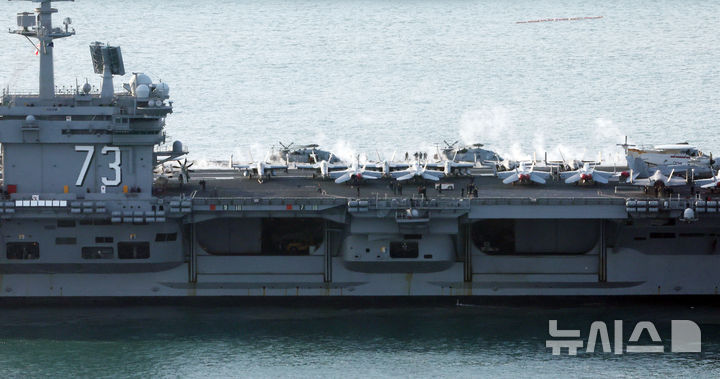  [부산=뉴시스] 하경민 기자 = 미국 해군 7함대 소속 핵추진 항공모함 '조지 워싱턴함(CVN-73)'이 5일 오전 부산 남구 해군작전사령부 부산작전기지에 입항하고 있다.  니미츠급(10만t급)인 이 핵항모는 길이 333m, 폭 76.8m, 비행갑판 면적은 축구장 3배 규모이며, 승조원은 6000여 명이다. 특히 최신예 스텔스 전투기 F-35C와 슈퍼호넷 전투기(F/A-18), 호크아이 조기경보기(E-2C), 해상작전헬기 등 항공기 80여 대를 탑재히고 있어 '떠다니는 군사기지'로 불린다. 2025.11.05. yulnetphoto@newsis.com