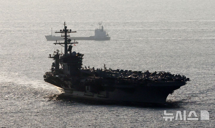  [부산=뉴시스] 하경민 기자 = 미국 해군 7함대 소속 핵추진 항공모함 '조지 워싱턴함(CVN-73)'이 5일 오전 부산 남구 해군작전사령부 부산작전기지에 입항하고 있다.  니미츠급(10만t급)인 이 핵항모는 길이 333m, 폭 76.8m, 비행갑판 면적은 축구장 3배 규모이며, 승조원은 6000여 명이다. 특히 최신예 스텔스 전투기 F-35C와 슈퍼호넷 전투기(F/A-18), 호크아이 조기경보기(E-2C), 해상작전헬기 등 항공기 80여 대를 탑재히고 있어 '떠다니는 군사기지'로 불린다. 2025.11.05. yulnetphoto@newsis.com