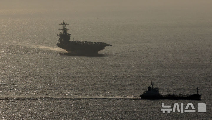  [부산=뉴시스] 하경민 기자 = 미국 해군 7함대 소속 핵추진 항공모함 '조지 워싱턴함(CVN-73)'이 5일 오전 부산 남구 해군작전사령부 부산작전기지에 입항하고 있다.  니미츠급(10만t급)인 이 핵항모는 길이 333m, 폭 76.8m, 비행갑판 면적은 축구장 3배 규모이며, 승조원은 6000여 명이다. 특히 최신예 스텔스 전투기 F-35C와 슈퍼호넷 전투기(F/A-18), 호크아이 조기경보기(E-2C), 해상작전헬기 등 항공기 80여 대를 탑재히고 있어 '떠다니는 군사기지'로 불린다. 2025.11.05. yulnetphoto@newsis.com