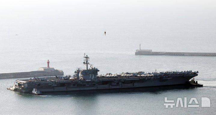  [부산=뉴시스] 하경민 기자 = 미국 해군 7함대 소속 핵추진 항공모함 '조지 워싱턴함(CVN-73)'이 5일 오전 부산 남구 해군작전사령부 부산작전기지에 입항하고 있다.  니미츠급(10만t급)인 이 핵항모는 길이 333m, 폭 76.8m, 비행갑판 면적은 축구장 3배 규모이며, 승조원은 6000여 명이다. 특히 최신예 스텔스 전투기 F-35C와 슈퍼호넷 전투기(F/A-18), 호크아이 조기경보기(E-2C), 해상작전헬기 등 항공기 80여 대를 탑재히고 있어 '떠다니는 군사기지'로 불린다. 2025.11.05. yulnetphoto@newsis.com