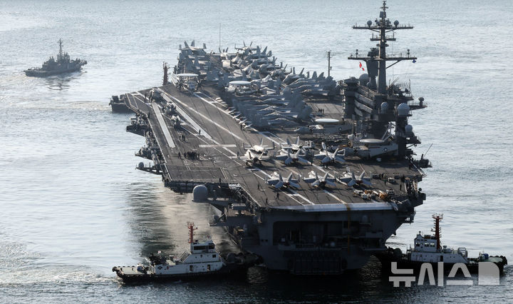  [부산=뉴시스] 하경민 기자 = 미국 해군 7함대 소속 핵추진 항공모함 '조지 워싱턴함(CVN-73)'이 5일 오전 부산 남구 해군작전사령부 부산작전기지에 입항하고 있다.  니미츠급(10만t급)인 이 핵항모는 길이 333m, 폭 76.8m, 비행갑판 면적은 축구장 3배 규모이며, 승조원은 6000여 명이다. 특히 최신예 스텔스 전투기 F-35C와 슈퍼호넷 전투기(F/A-18), 호크아이 조기경보기(E-2C), 해상작전헬기 등 항공기 80여 대를 탑재히고 있어 '떠다니는 군사기지'로 불린다. 2025.11.05. yulnetphoto@newsis.com