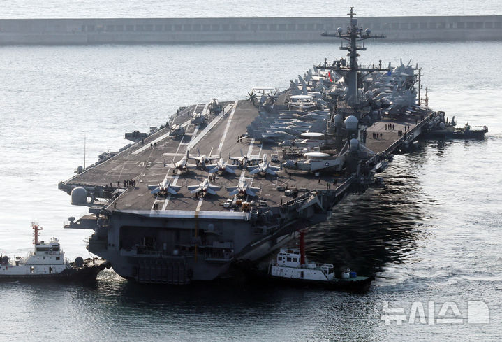  [부산=뉴시스] 하경민 기자 = 미국 해군 7함대 소속 핵추진 항공모함 '조지 워싱턴함(CVN-73)'이 5일 오전 부산 남구 해군작전사령부 부산작전기지에 입항하고 있다. 니미츠급(10만t급)인 이 핵항모는 길이 333m, 폭 76.8m, 비행갑판 면적은 축구장 3배 규모이며, 승조원은 6000여 명이다. 특히 최신예 스텔스 전투기 F-35C와 슈퍼호넷 전투기(F/A-18), 호크아이 조기경보기(E-2C), 해상작전헬기 등 항공기 80여 대를 탑재히고 있어 '떠다니는 군사기지'로 불린다. 2025.11.05. yulnetphoto@newsis.com