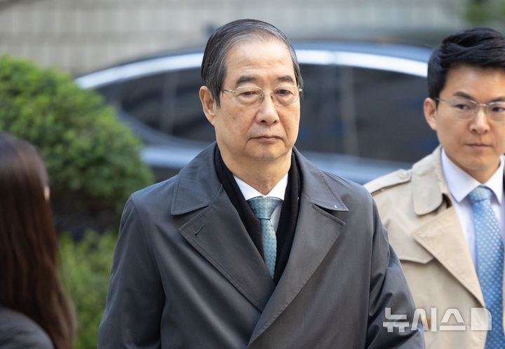 [서울=뉴시스] 황준선 기자 = 한덕수 전 국무총리가 5일 오전 서울 서초구 서울중앙지방법원에서 열린 '12·3 비상계엄' 내란 방조 혐의 6차 공판에 출석하고 있다. 2025.11.05. hwang@newsis.com