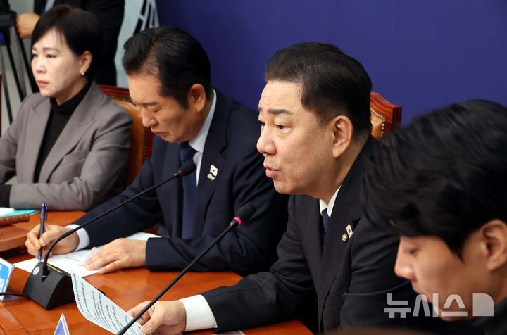 [서울=뉴시스] 조성봉 기자 = 김병기 더불어민주당 원내대표가 5일 오전 서울 여의도 국회에서 열린 최고위원회의에서 발언을 하고 있다. 2025.11.05. suncho21@newsis.com