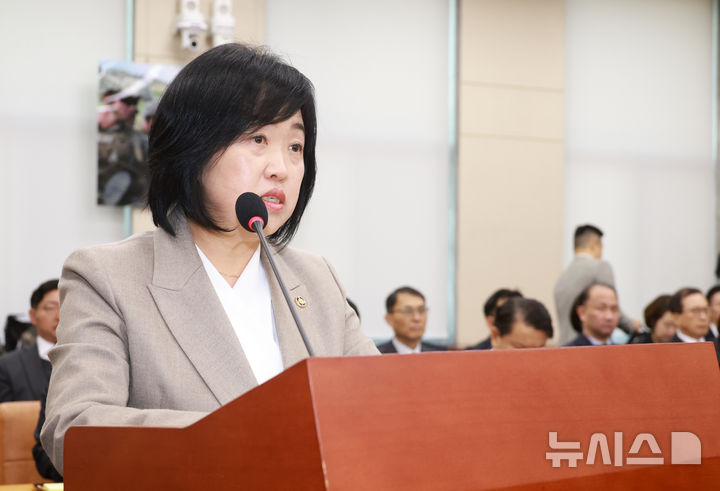 [서울=뉴시스] 고승민 기자 = 홍소영 병무청장이 5일 서울 여의도 국회에서 2026년도 예산안, 기금운용계획안 등을 안건으로 열린 국방위원회 전체회의에서 예산안 제안설명을 하고 있다. 2025.11.05. kkssmm99@newsis.com