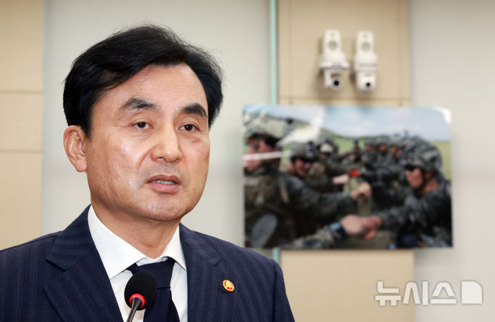 [서울=뉴시스] 고승민 기자 = 안규백 국방부 장관이 5일 서울 여의도 국회에서 2026년도 예산안, 기금운용계획안 등을 안건으로 열린 국방위원회 전체회의에서 예산안 제안설명을 하고 있다. 2025.11.05. kkssmm99@newsis.com